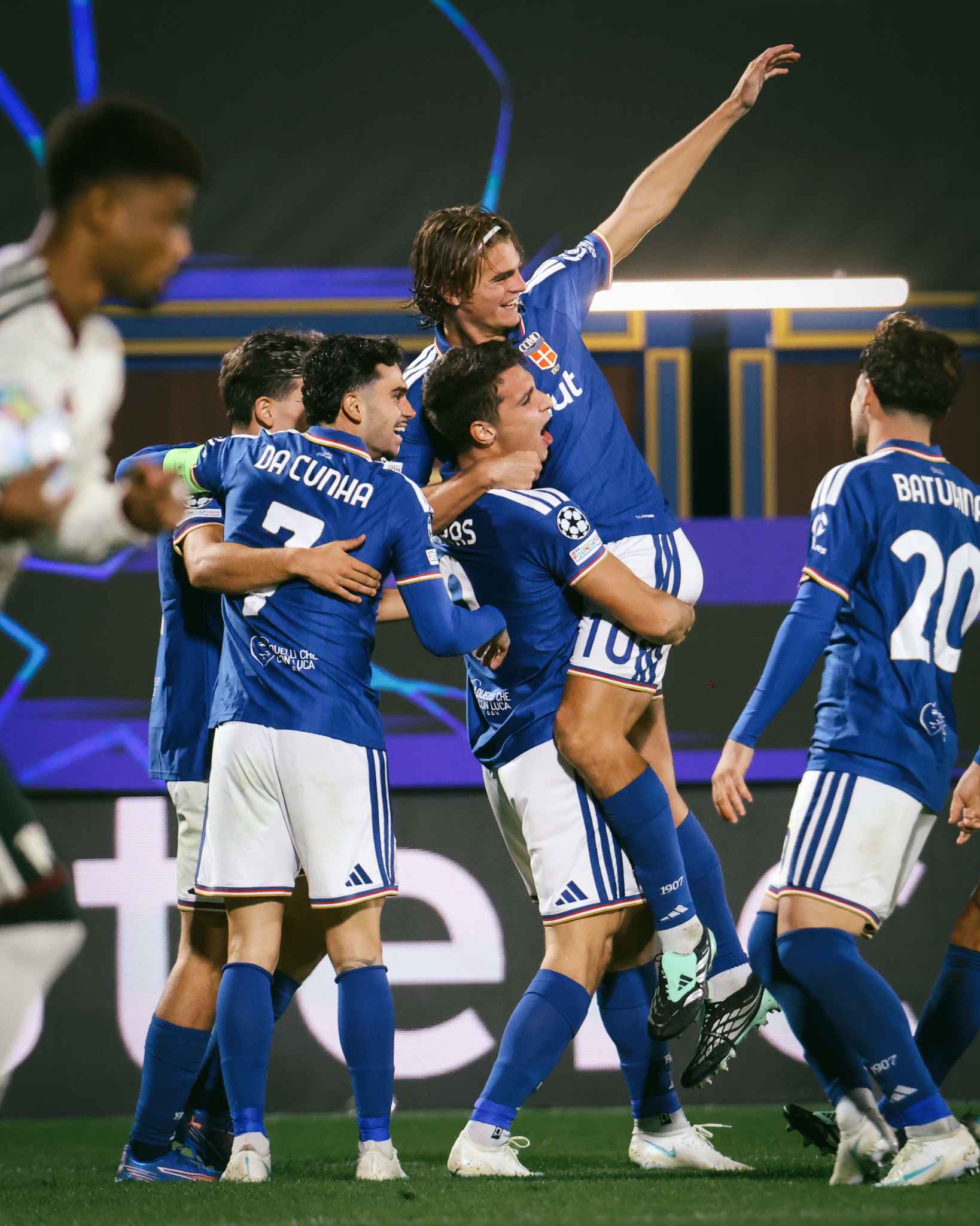 Como players celebrate after their emphatic victory over Manchester United.