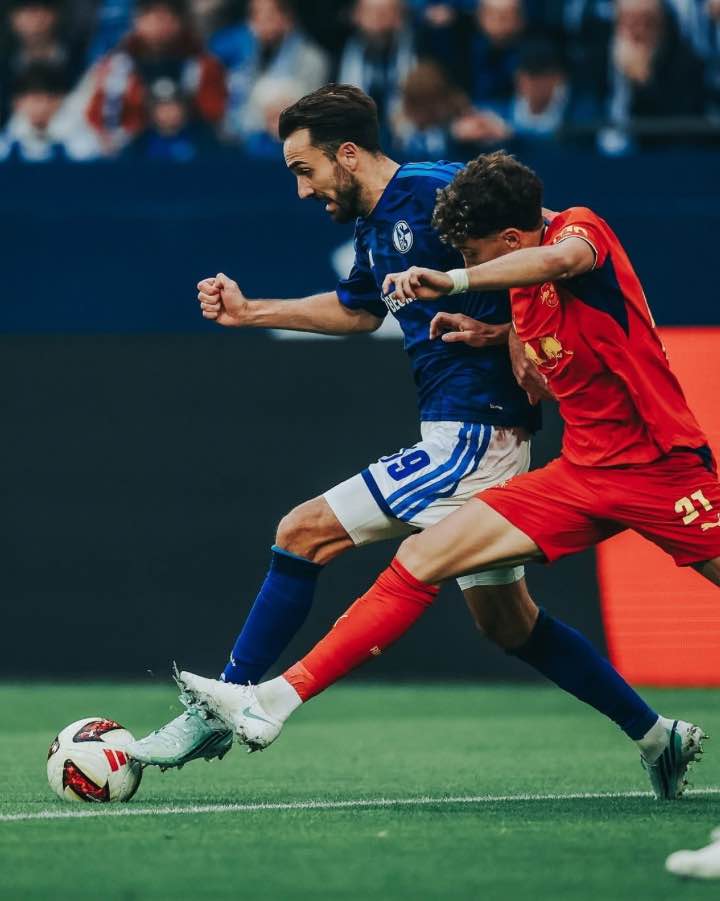 A tense duel between Schalke 04 and RB Leipzig during the Bundesliga clash.
