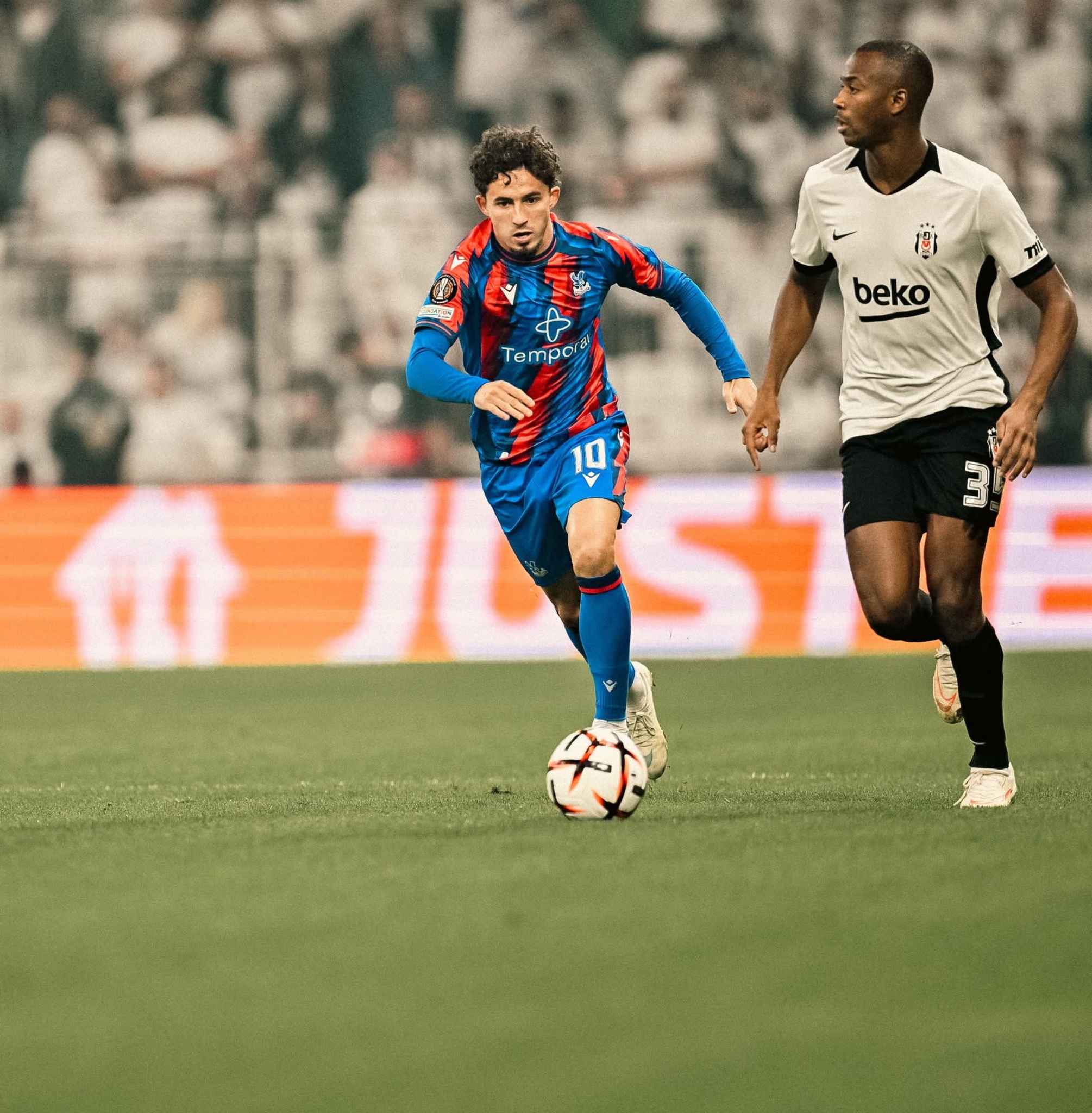 Palace and Beşiktaş battle for possession.