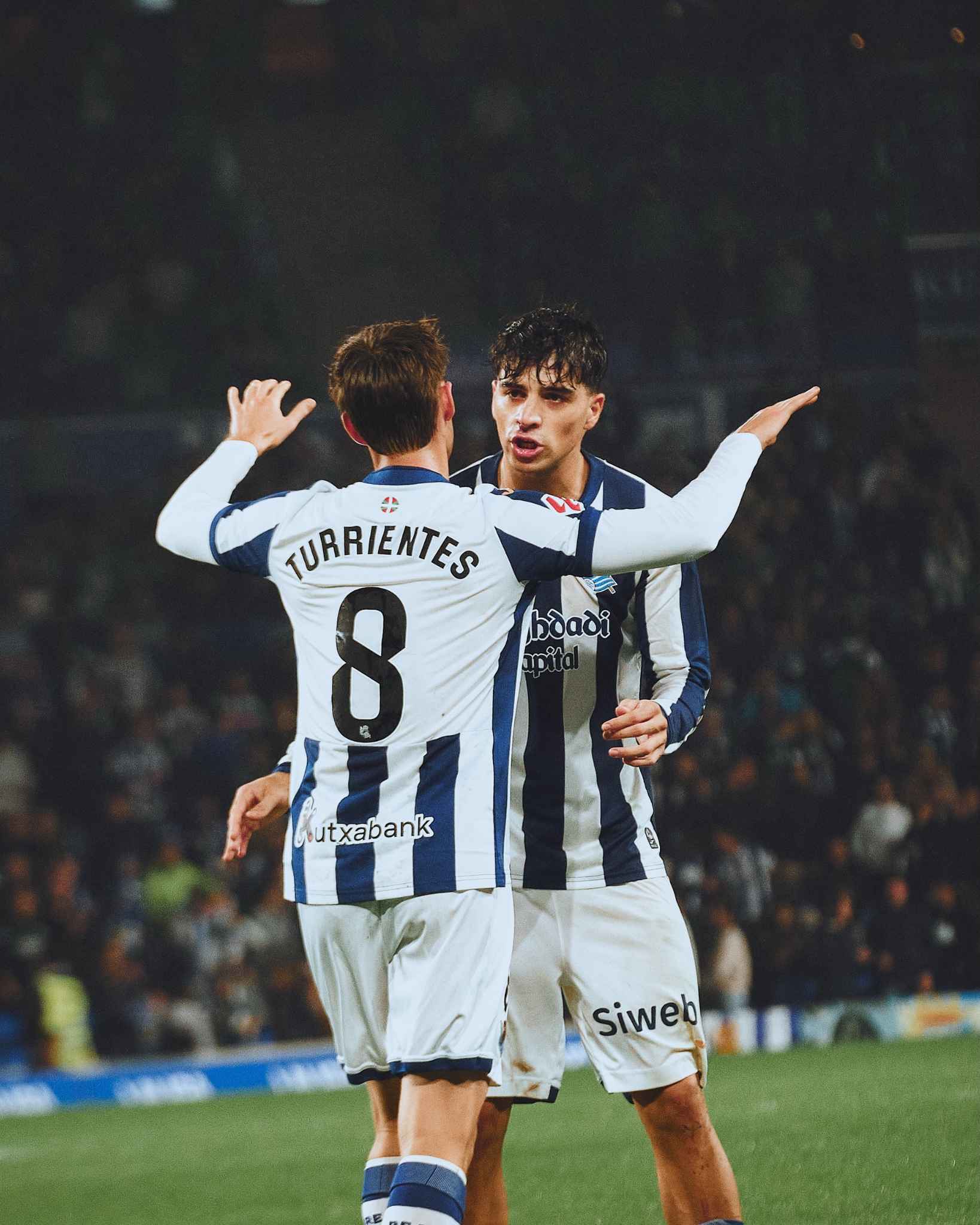 Turrientes celebrates Real Sociedad’s important goal with his teammate.