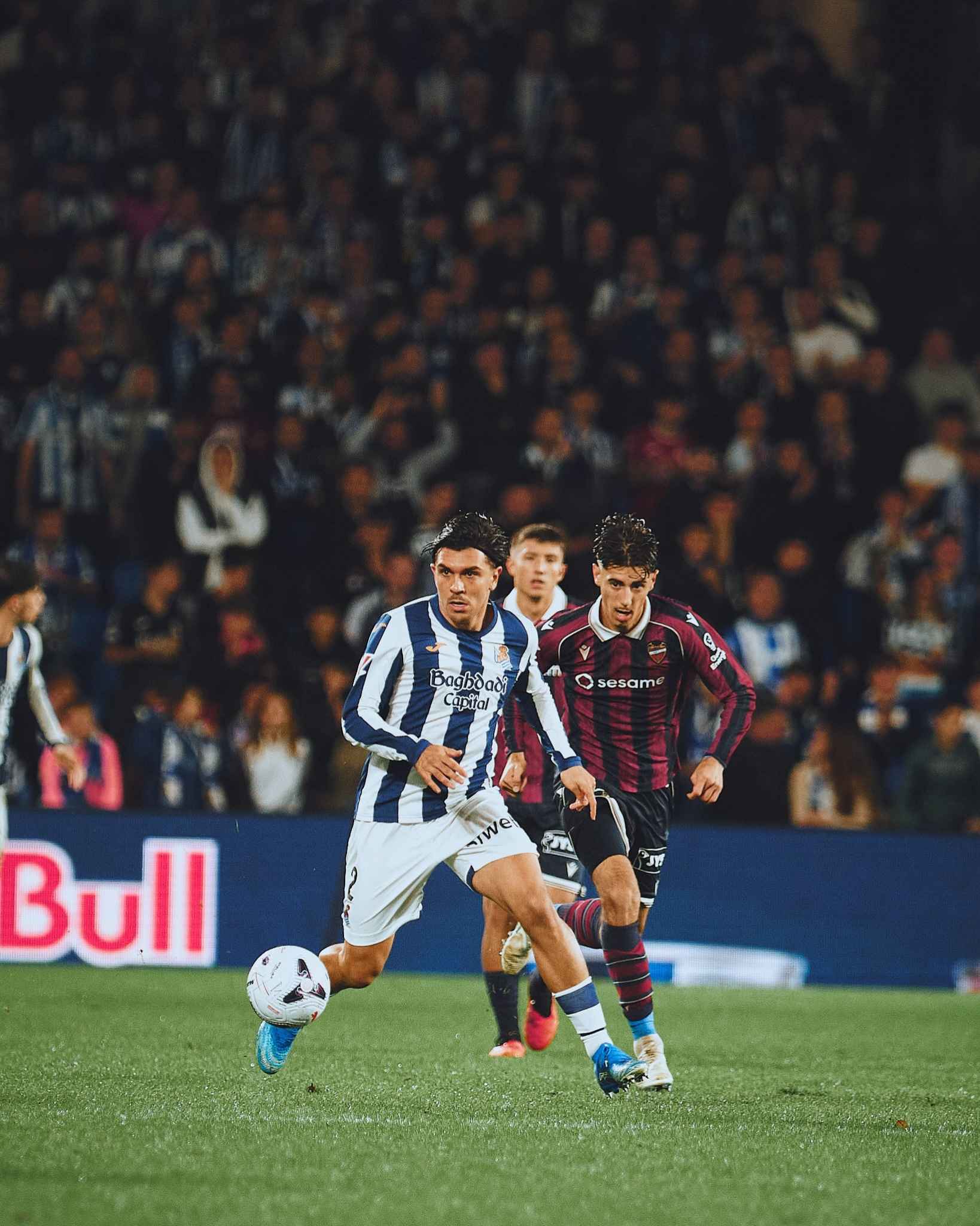 Aramburu drives forward with the ball as Real Sociedad take on Levante.