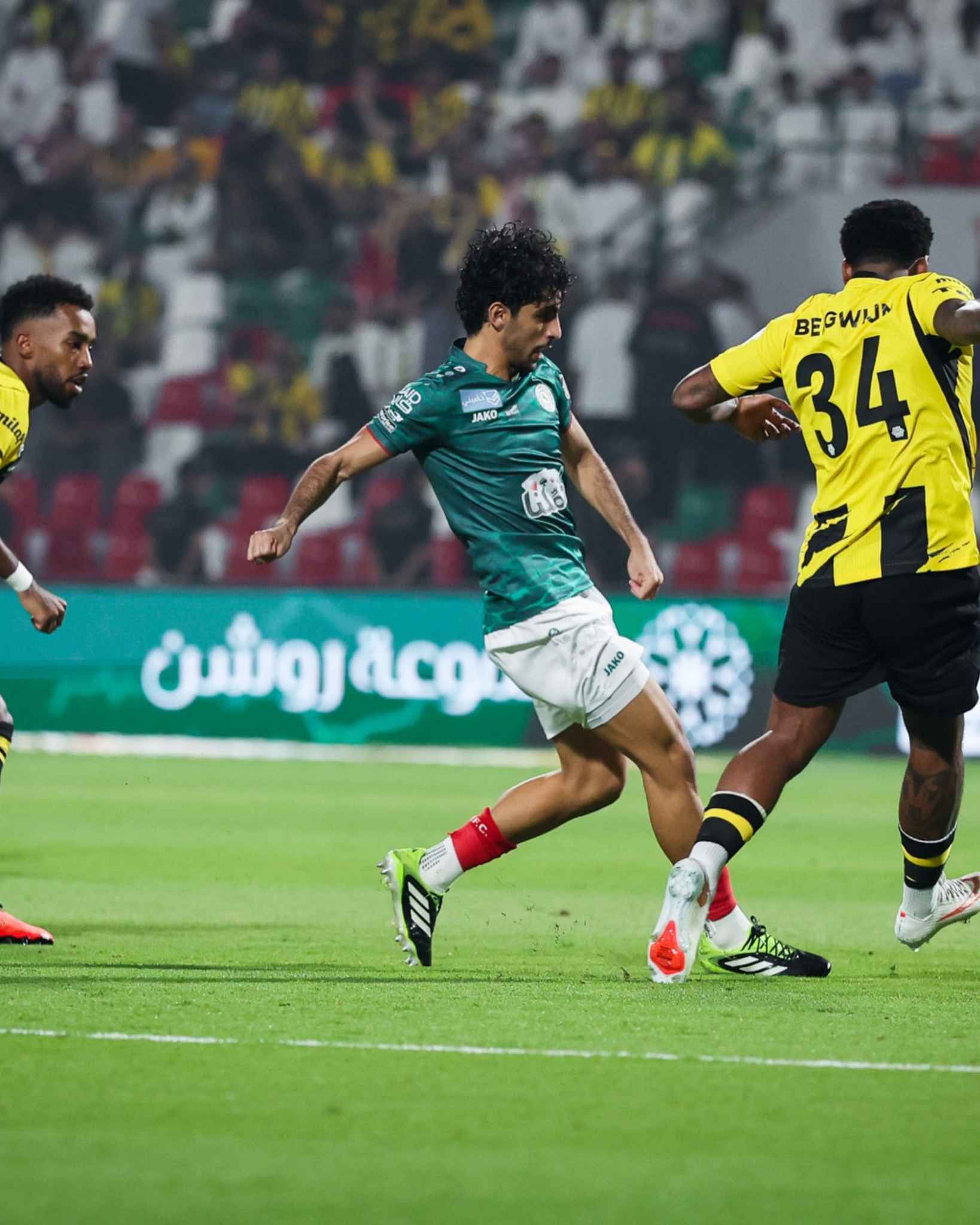 Players compete for possession during the Saudi Pro League clash.