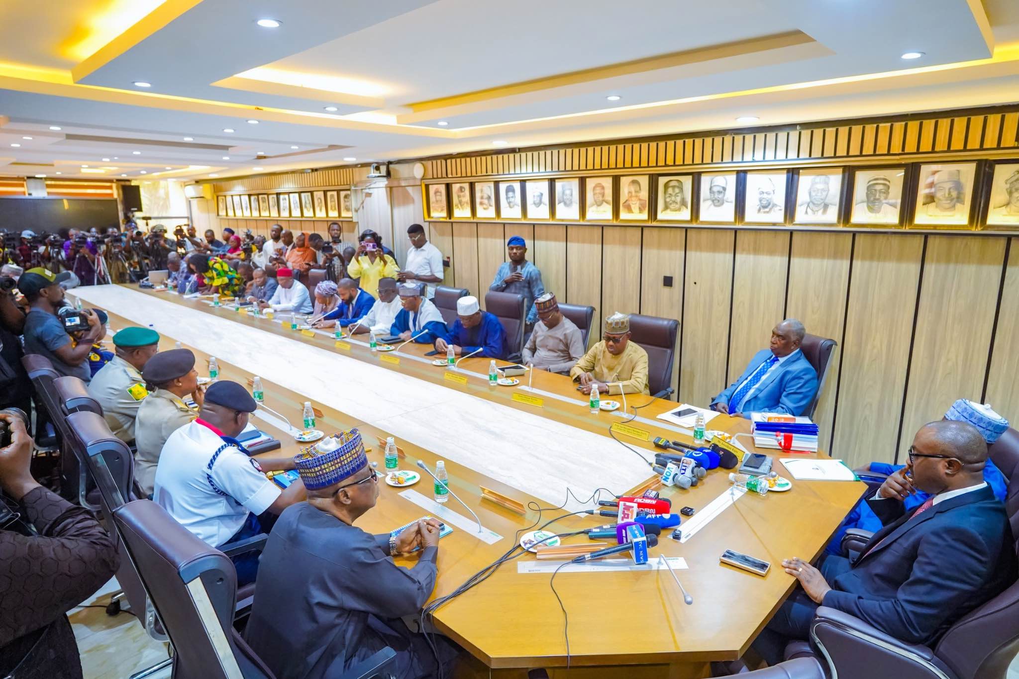 Government officials during the presentation of the investigative panel’s report on the Niger miners’ deaths.