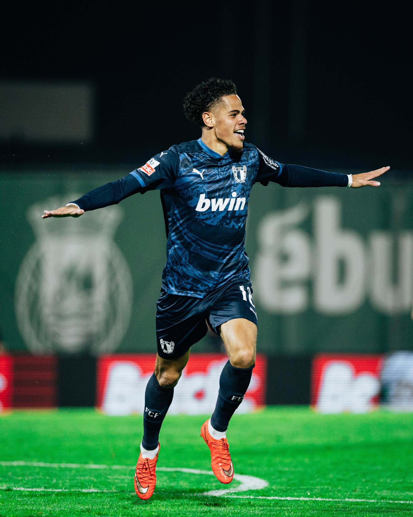 Aranda celebrates his goal for Famalicão during the 4–0 win over Rio Ave.