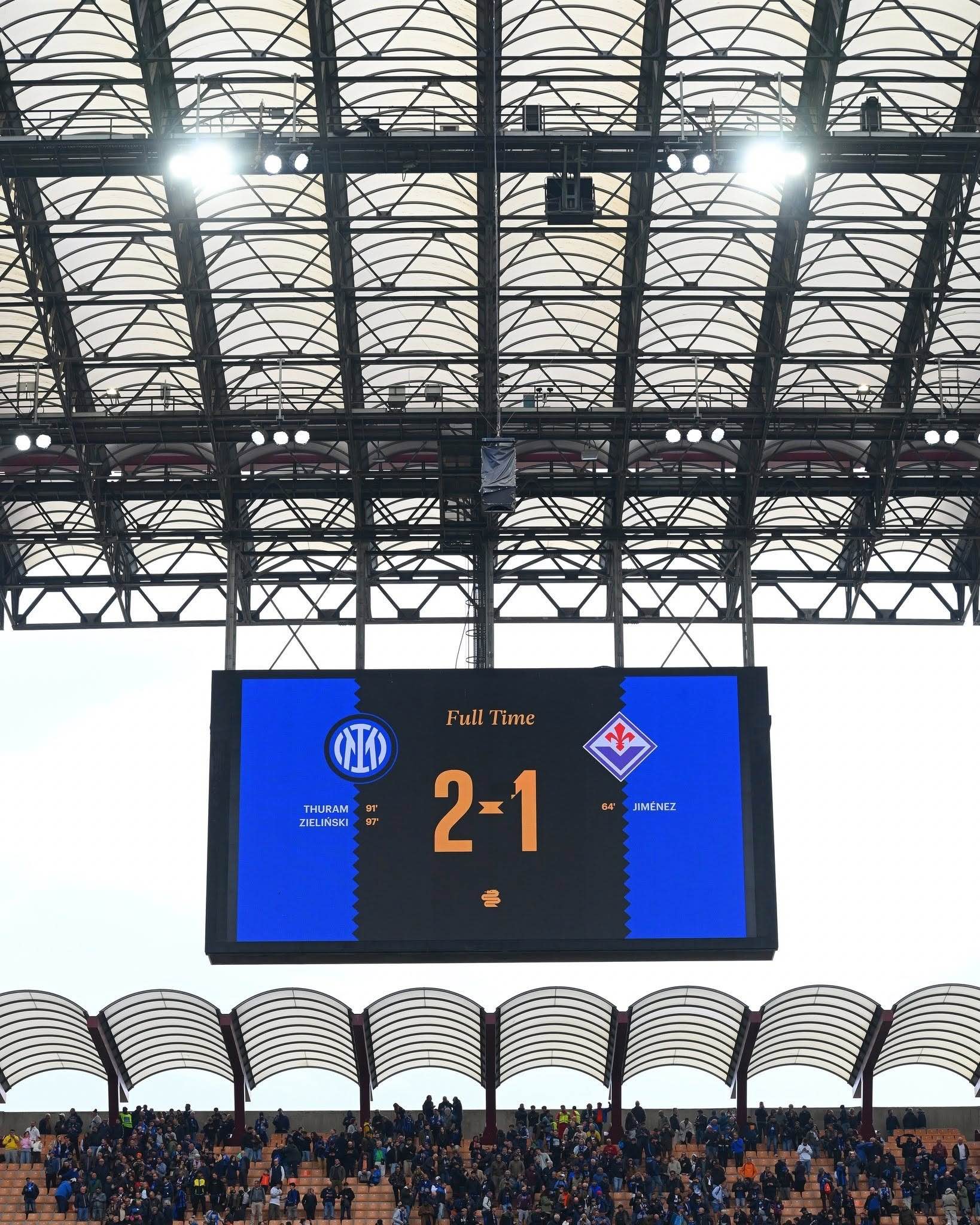 The final scoreboard at San Siro as Inter beat Fiorentina 2–1 after two dramatic late goals.